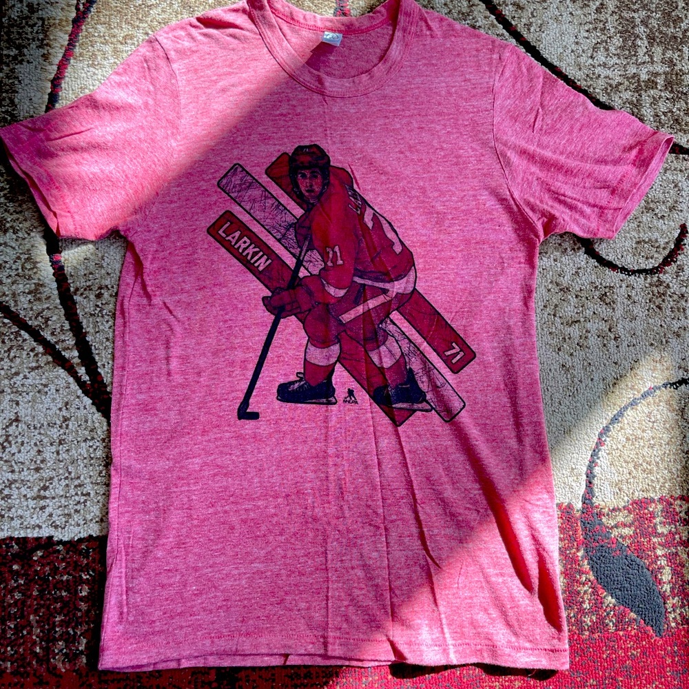 Mens Detroit Red Wings Dylan Larkin 500 Level Player Shirt size Medium